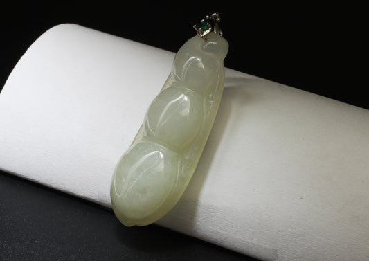 Translucent Jadeited Carved Pea Pendant/Amulet 翡翠福豆吊坠