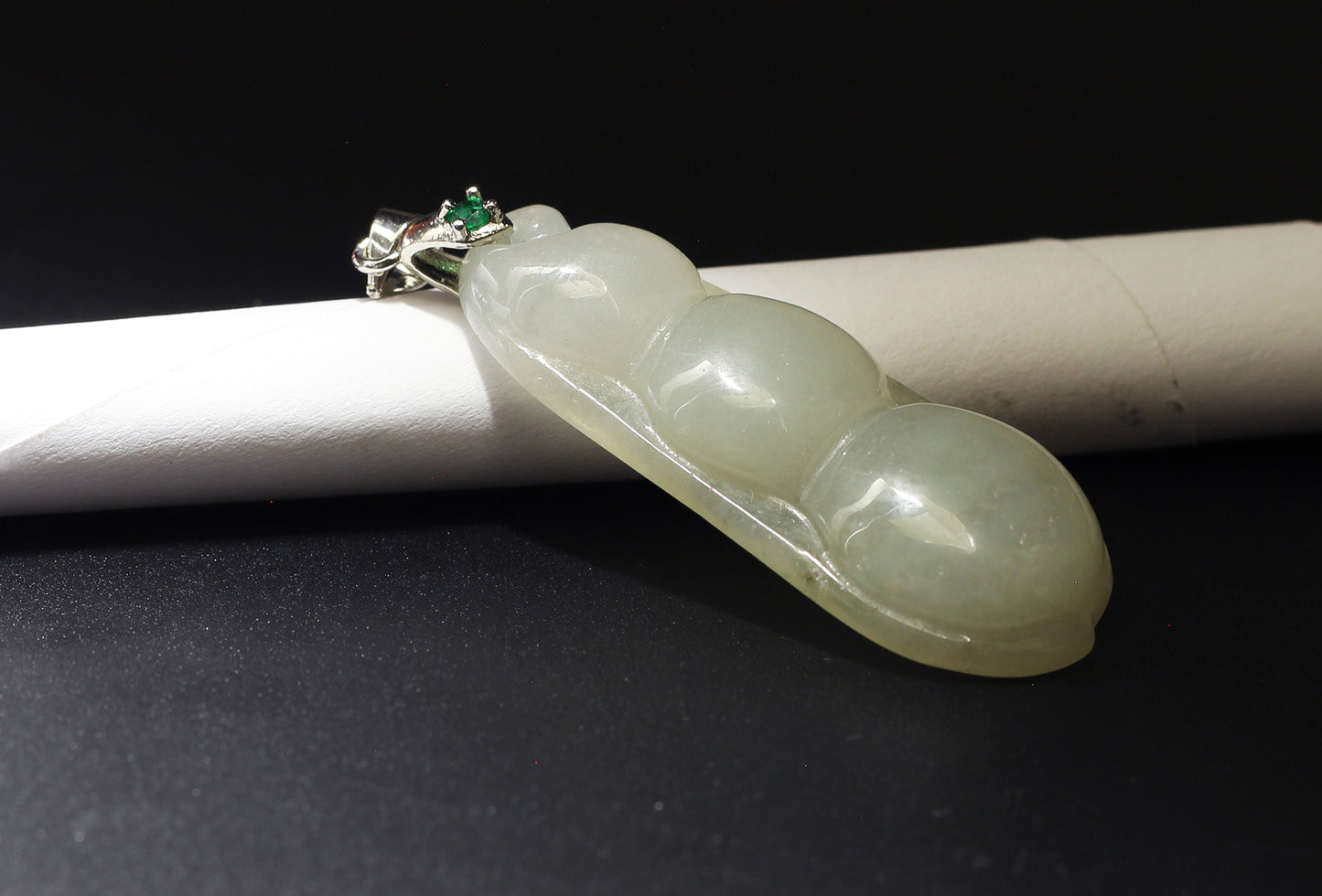 Translucent Jadeited Carved Pea Pendant/Amulet 翡翠福豆吊坠