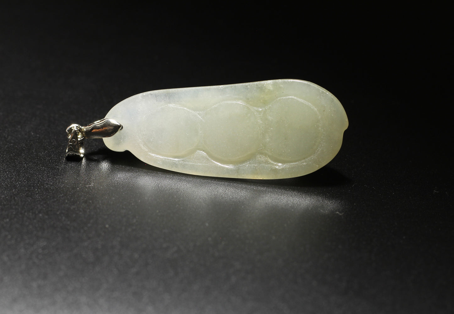 Translucent Jadeited Carved Pea Pendant/Amulet 翡翠福豆吊坠